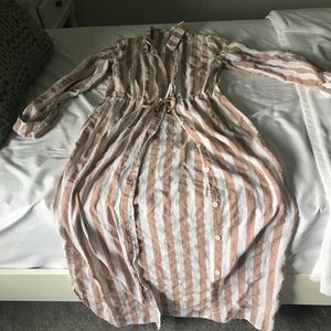 Kimono can be buttons up or left open